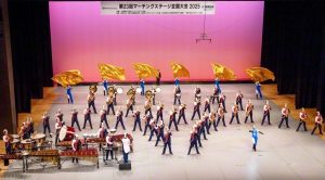 吹奏楽の演奏とカラーガードの演技