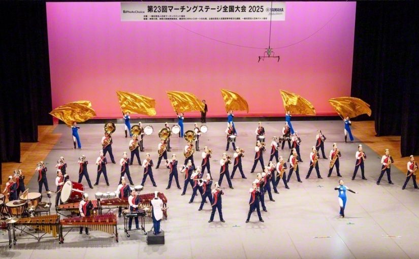 吹奏楽の演奏とカラーガードの演技